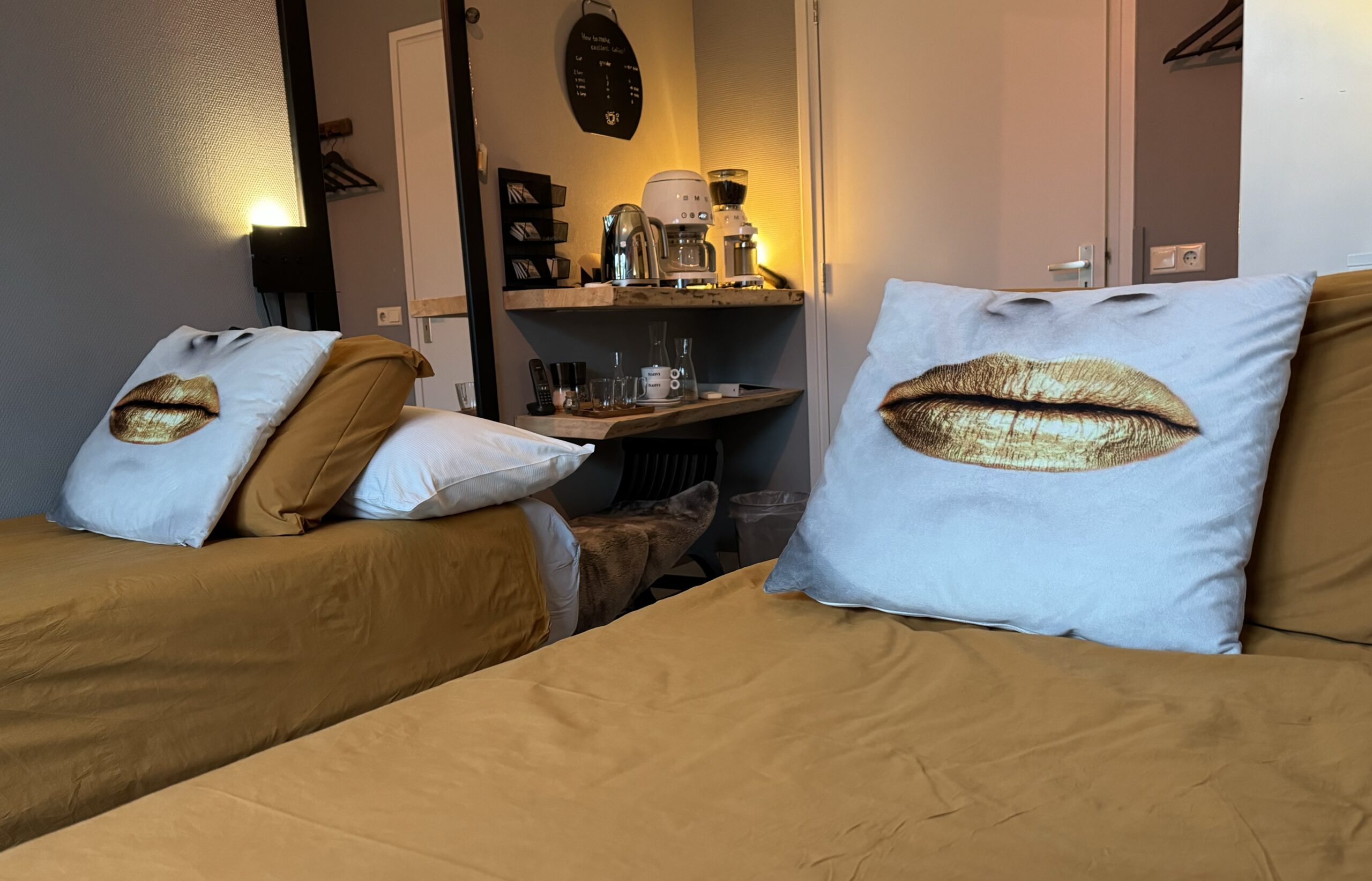 Slaapkamer met twee extra lange eenpersoons bedden 